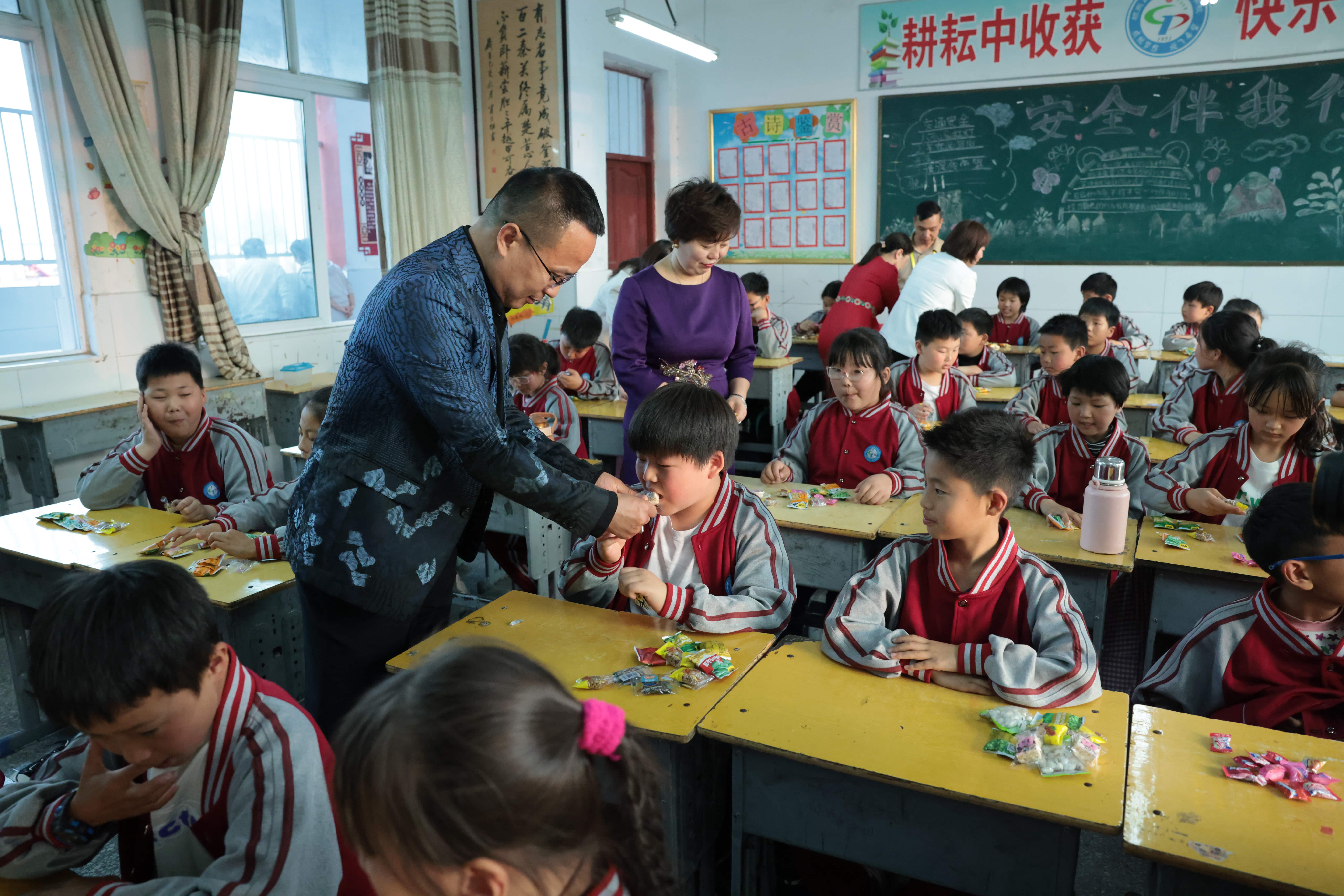 在爱意的“双向奔赴”中丨第249所天行手机平台公益学校揭牌