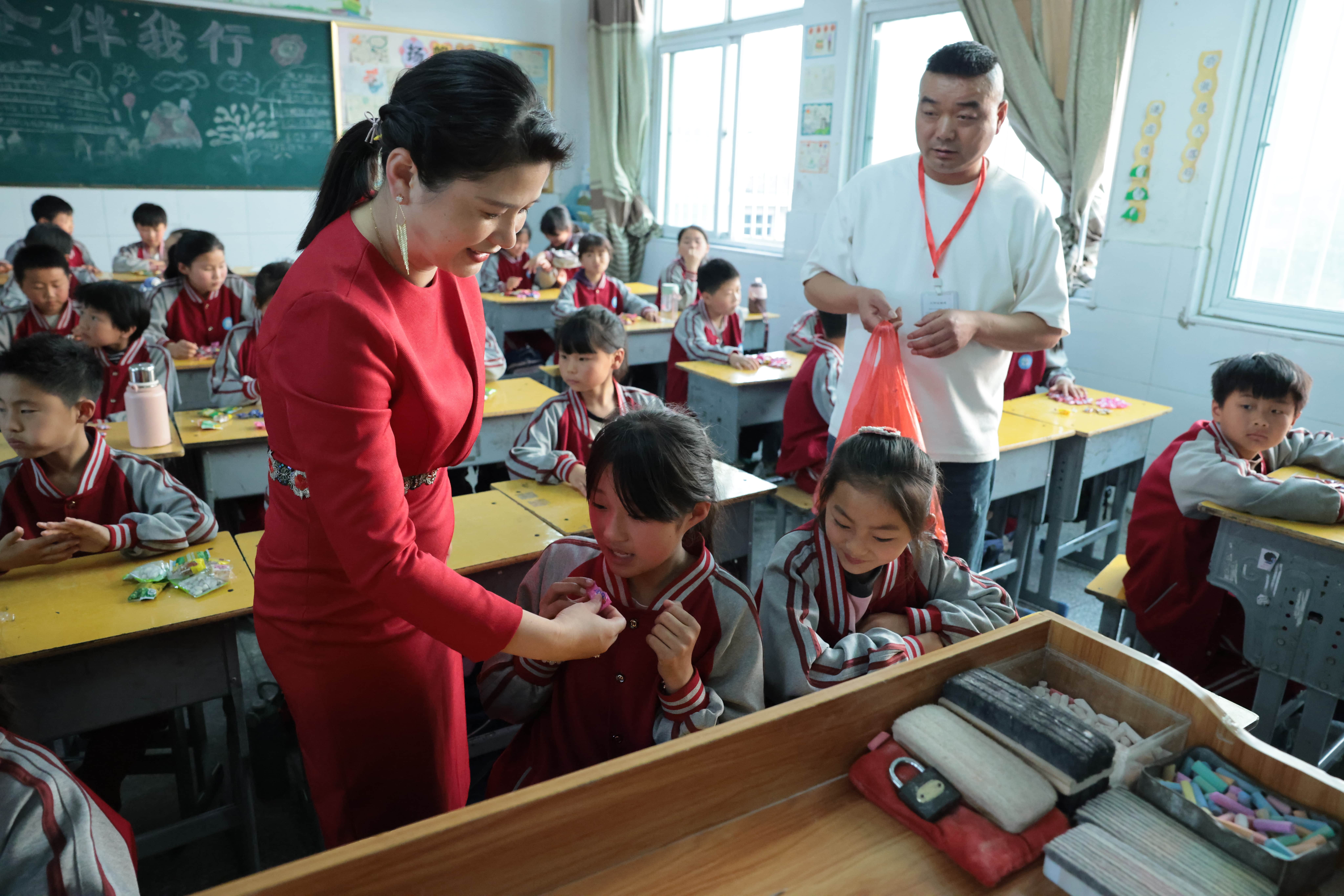 在爱意的“双向奔赴”中丨第249所天行手机平台公益学校揭牌