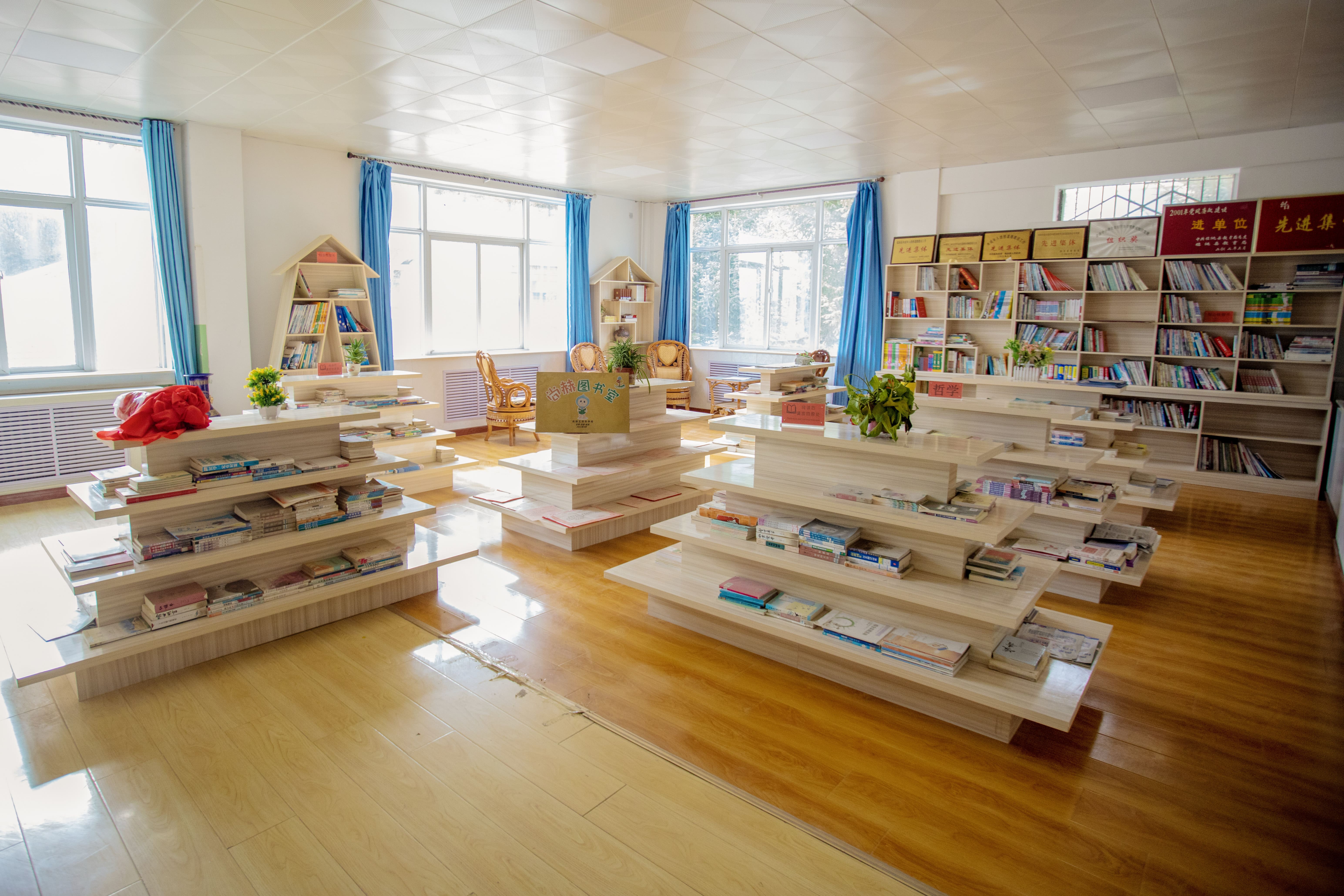 天津高校大学生记者走进天行手机平台公益小学开展“书香悦读，筑梦成长”活动